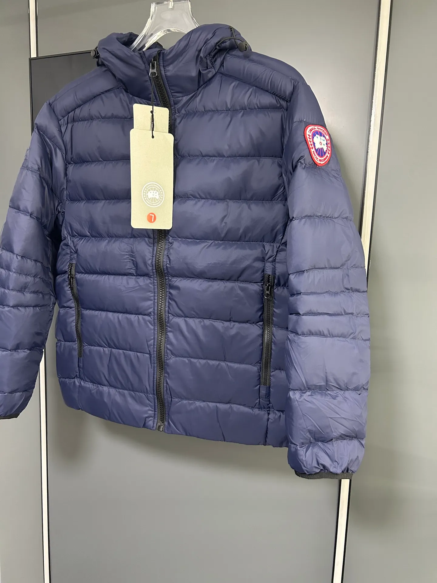 P660 CANADA GOOSE Canada Goose Crofton solid color hooded zipper outdoor warm rib down jacket 90 down filling 750 fill power Tajima embroidery white duck down short lightweight hooded down jacket jacket small zipper pocket on the chest side for storing things The Thorium AR hooded model is versatile, durable and warm. It can be used as a mid-layer in winter and winter, or worn alone. It can also be easily worn with hard-shell clothing in cold environments.     The fabric has been improved with AratoTM30 nylon fabric with fine texture, which is super warm and very wear-resistant. It is also treated with DWR, which can effectively prevent water and moisture.     DownCompositeMapping zone filling technology can reasonably allocate down insulation and synthetic insulation areas. The simple design of StormHoodM is made of synthetic insulation materials. Zippered hand pockets, inner zipper pockets. Combination of technology and technology. Lightweight and warm. Three-dimensional tailoring. Hooded design. Complete three-label accessories. What you see is what you get. Same style for men and women. Color: Navy Blue Size: M-3XL